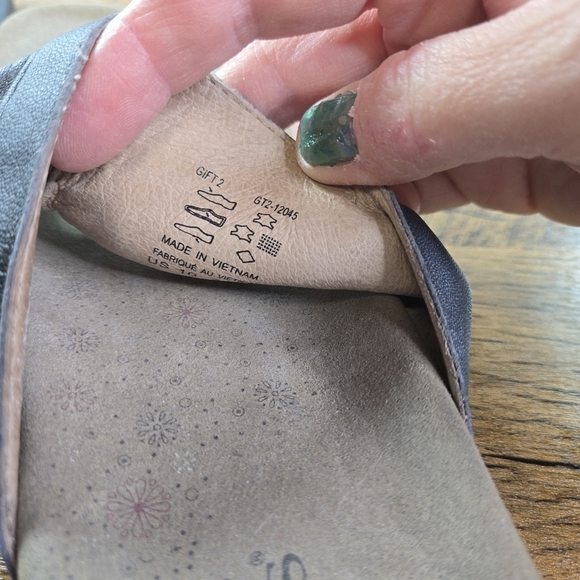 Taos Gift 2 Blue Shirred Leather Thong Sandals - Picture 2 of 9